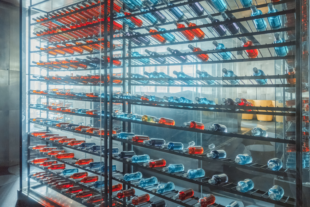 五彩斑斕的酒飲世界 起泡酒與香檳瓶的藝術收藏與酒吧設計